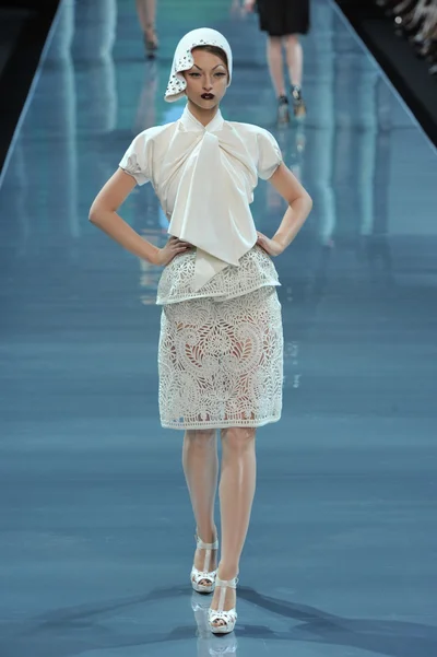 Look 10